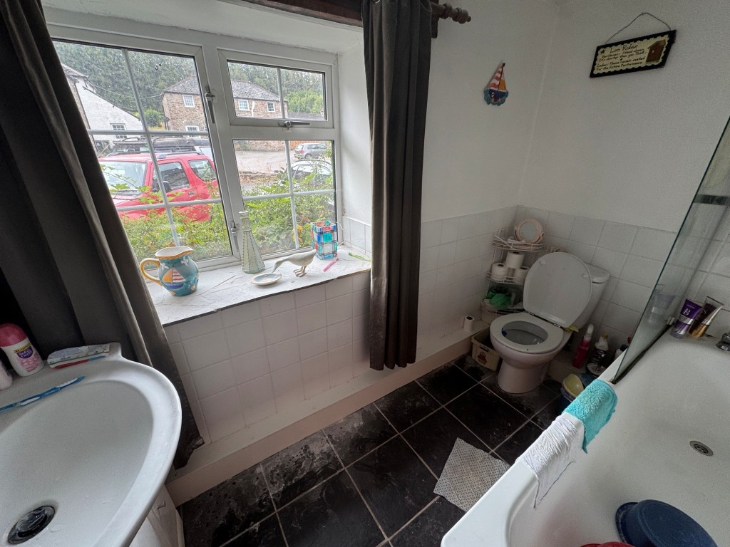 Lot: 20 - THREE-BEDROOM SINGLE-STOREY DWELLING - A FREEHOLD INVESTMENT - En-suite to bedroom 1